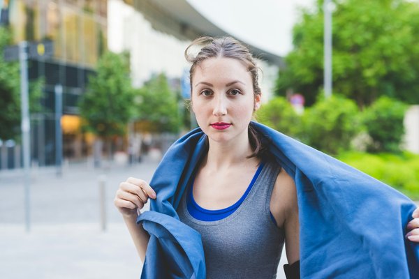Comment choisir un soutien-gorge de sport pour les femmes avec une forte poitrine pratiquant des sports à impact élevé ?